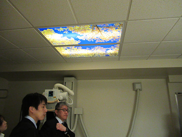 診療所内のレントゲン室（天井には紅葉した木々の絵）
